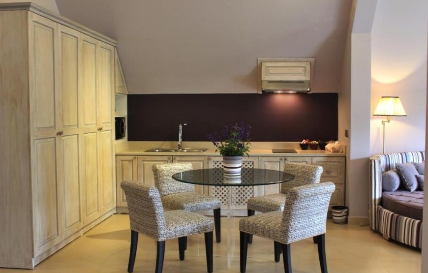 Family Suite Pine Hill View – Partial Lake View