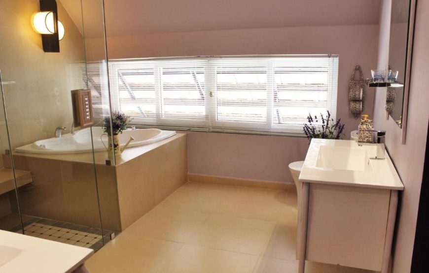 Family Suite Pine Hill View – Partial Lake View