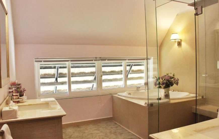 Family Suite Pine Hill View – Partial Lake View