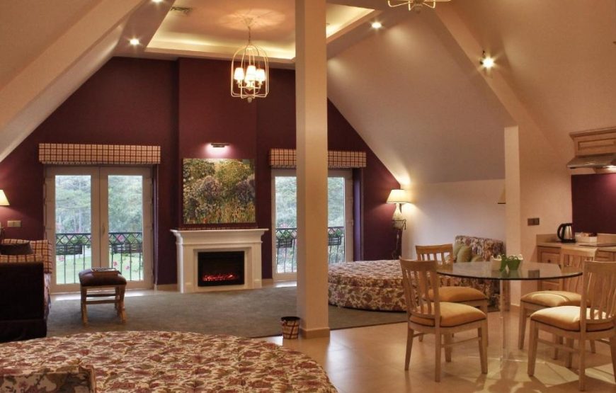Family Suite Pine Hill View – Partial Lake View