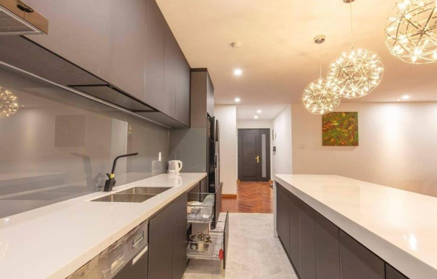 Len’s Hotel: Penthouse Apartment